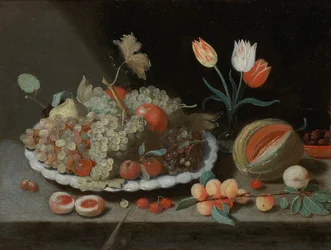 Natura morta con uva e altra frutta su un piatto, un vaso di vetro con tulipani, un melone, albicocche, ciliegie e altra frutta, tutto su un ripiano